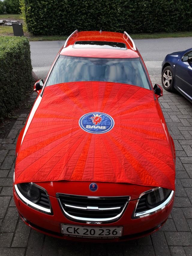 Rød patchworks tæppe til ny rød bil
